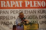 Ketua KPU Arief Budiman menyampaikan sambutan saat Rapat Pleno Terbuka penetapan perolehan kursi partai politik dan calon terpilih anggota DPRD Provinsi Jawa Timur pada Pemilihan Umum 2019 di Surabaya, Jawa Timur, Senin (12/8/2019). Dalam Rapat Pleno tersebut KPUD Jawa Timur menetapkan perolehan kursi dari total 120 untuk partai politik sebagai berikut, PDIP (27 kursi), PKB (25 kursi), Gerindra (15 kursi), Demokrat (14 kursi), Golkar (13 kursi), NasDem (9 kursi), PAN (6 kursi), PPP (5 kursi), PKS (4 kursi), Hanura (1 kursi) dan PBB (1 kursi), Antara Jatim/Moch Asim/zk.