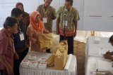 Petugas menunjukkan paket amplop berisi surat suara yang masih dalam kondisi tersegel saat akan dimulainya penghitungan surat suara ulang di KPU Trenggalek, Trenggalek, Jawa Timur, Senin (12/8/2019). Penghitungan surat suara ulang dilakukan KPU setempat menindaklanjuti keputusan Mahkamah Konstitusi yang mengabulkan 12 perkara gugatan perselisihan hasil pemilihan legislatif 2019, satu di antaranya di Trenggalek untuk empat TPS di Kelurahan Surondakan TPS (TPS 4, 12, dan 20) dan Sumbergedong (TPS 12). Antara Jatim/Destyan Sujarwoko/zk.