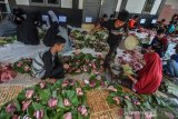 Santri Laskar Pelangi membungkus daging kurban menggunakan daun kayu jati di Yayasan PesantreneurshiPAY, Kampung Zaenal, Manonjaya, Kabupaten Tasikmalaya, Jawa Barat, Senin (12/8/2019). Pengolahan daging kurban Idul Adha yang dikemas menggunakan daun jati dan tali bambu sejak tahun 2012 yang dikerjakan oleh santri sebagai upaya meminimalisir penggunaan kantong plastik sekaligus mendukung program Pemerintah mengkampanyekan Go Green. ANTARA FOTO/Adeng Bustomi/agr