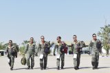 Penerbang tempur menuju shelter Skadron Udara 15 sebelum mengoperasikan pesawat tempur T-50i Golden Eagle menuju Jakarta di Lanud Iswahjudi, Magetan, Jawa Timur, Senin (12/8/2019). Sebanyak 15 pesawat tempur dari Lanud Iswahjudi terdiri delapan pesawat F-16 dari Skadron Udara 3 dan tujuh pesawat T-50i Golden Eagle dari Skadron Udara 15 berangkat ke Lanud Halim Perdana Kusumah Jakarta guna persiapan 