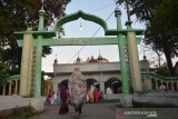 Jamaah tarikat Naqsabandiyah Khalidiyah Mujadadiyah Al-Aliyah melaksanakan shalat Idul Adha 1440 H di Dusun Kapas, Desa Dukuhklopo, Kecamatan Peterongan, Jombang, Jawa Timur, Senin (12/8/2019). Berdasarkan hasil Rukyat Bin Nadhor atau rukyat dengan menggunakan mata telanjang untuk menentukan tanggal 10 Dhulhijah 1440 H, jamaah Naqsabandiyah Khalidiyah Mujadadiyah Al-Aliyah baru melaksanakan shalat Idul Adha lebih lambat sehari dari ketetapan pemerintah. Antara Jatim/Syaiful Arif/zk.