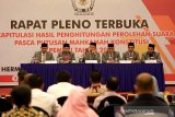 Ketua Komisi Independen Pemilihan (KIP) kota Banda Aceh Indra Milwadi (tiga kiri) menetapkan hasil rekap pada rapat pleno terbuka rekapitulasi hasil penghitungan perolehan suara dan putusan Mahkamah Konstitusi pemilu 2019 di Banda Aceh, Aceh, Selasa (13/8/2019). Selain menetapkan rekapitulasi hasil penghitungan perolehan suara untuk anggota legislatif daerah, lembaga penyelenggara pemilu itu juga mengeksekusi keputusan Mahkamah Konstitusi terkait perselisihan hasil pemilihan umum (PHPU). (Antara Aceh / Irwansyah Putra)