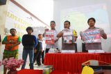 Kapolresta Banjarmasin Kombes Pol Sumarto (tengah) bersama Plh Kasat Reserse Narkoba AKP Ade Papa Rihi (kanan) dan Kanit 1 Idik Satresnarkoba Ipda Aries Wibawa (kiri) memperlihatkan barang bukti sabu dan pil ekstasi saat ungkap kasus narkoba, penggelapan, dan bidang migas di Polresta Banjarmasin, Kalimantan Selatan, Selasa (13/8/2019).Polresta Banjarmasin berhasil menangkap seorang tersangka dan mengamankan barang bukti narkoba jenis sabu seberat satu kilogram dan 834 butir pil ekstasi yang siap edar.Foto Antaranews Kalsel/Bayu Pratama S.