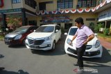 Kasat Reskrim Polresta Banjarmasin AKP Ade Papa Rihi (kanan) memperlihatkan barang bukti mobil saat ungkap kasus narkoba, penggelapan, dan bidang migas di Polresta Banjarmasin, Kalimantan Selatan, Selasa (13/8/2019).Polresta Banjarmasin berhasil mengamankan tersangka dan barang bukti tiga buah mobil.Foto Antaranews Kalsel/Bayu Pratama S.