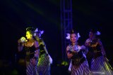  Sejumlah mahasiswa asing penerima Beasiswa Seni Budaya Indonesia (BSBI) tampil membawakan aneka lagu dan tarian tradisional nusantara dalam Indonesia Channel di Banyuwangi, Selasa (13/8/2019). Antara Jatim/Ahmad/bcs/zk