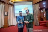 Direktur IT Treasury dan International Banking Rio Lanasier (kiri) bersama Direktur Operasional Bank BJB Tedi Setiawan (kanan) berbincang seusai konferensi pers terkait inovasi Bank BJB di BJB University, Bandung, Selasa (13/8/2019). Bank BJB tengah mengembangkan aplikasi BJB Digi dengan menggunakan QR code payment (Transfer on us) dalam rangka inovasi untuk nasabah Bank BJB. ANTARA JABAR/Raisan Al Farisi