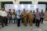 Plh Kabiro Investasi Setda Pemprov Jabar, Andri Kustria Wardana (ketiga kanan) memberikan cinderamata kepada perwakilan BUMN saat pelepasan Siswa Mengenal Nusantara (SMP) di Aula Barat Gedung Sate, Bandung, Jawa Barat, Selasa (13/8/2019). Sebanyak 30 pelajar SMA terpilih di Jawa Barat siap untuk diberangkatkan ke Provinsi Kalimantan Timur untuk program Siswa Mengenal Nusantara yang digagas Kementerian BUMN dalam rangkaian acara BUMN Hadir Untuk Negeri (BHUN). ANTARA JABAR/Raisan Al Farisi/agr