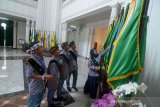 Seorang pembimbing memperkenalkan ornamen bendera daerah saat pelepasan Siswa Mengenal Nusantara (SMP) di Aula Barat Gedung Sate, Bandung, Jawa Barat, Selasa (13/8/2019). Sebanyak 30 pelajar SMA terpilih di Jawa Barat siap untuk diberangkatkan ke Provinsi Kalimantan Timur untuk program Siswa Mengenal Nusantara yang digagas Kementerian BUMN dalam rangkaian acara BUMN Hadir Untuk Negeri (BHUN). ANTARA JABAR/Raisan Al Farisi/agr