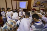 Siswa mempraktekkan materi wawancara pada kegiatan Pembekalan Siswa Nusantara Jawa Barat 2019 yang diselenggarakan oleh BUMN (Badan Usaha Milik Negara) di Garden Permata Hotel, Bandung, Jawa Barat, Senin (12/08/19). Kegiatan ini diikuti oleh 30 siswa siswi SMA dan sederajat se-Jawa Barat dengan tujuan agar siswa/i lebih mengenal sejauh mana BUMN memfasilitasi siswa/i untuk mencapai tujuan bangsa dan negara yang tercantum dalam teks pembukaan UUD 1945 alinea ke 4. ANTARA JABAR/Magang/Helin Tryani/agr