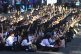 Ribuan mahasiswa mengiringi lagu Gebyar-gebyar dengan menggunakan stik dalam upaya Pemecahan Rekor Dunia Museum Rekor Indonesia (MURI) Pemain Perkusi Terbanyak di Universitas Brawijaya, Malang, Jawa Timur, Selasa (13/8/;2019). Pemecahan rekor dunia MURI tersebut diikuti 14 ribu mahasiswa dengan menggunakan alat musik perkusi berupa stik, papan tulis dan sempoa. Antara Jatim/Ari Bowo Sucipto/zk