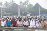 Umat Islam melaksanakan Salat Idul Adha di tepian Sungai Kapuas di Pontianak, Kalimantan Barat, Minggu (11/8/2019). Umat Muslim di Pontianak melaksanakan salat Idul Adha dalam kondisi diselimuti kabut asap pekat yang berasal dari kebakaran hutan dan lahan. ANTARA FOTO/Jessica Helena WuysangANTARA FOTO/JESSICA HELENA WUYSANG (ANTARA FOTO/JESSICA HELENA WUYSANG)