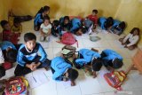 Sejumlah siswa belajar di lantai kelas SD 'kelas jauh' (Filial) Dusun Cobbuk yang menginduk di SDN 8 Curah Tatal, Arjasa, Situbondo, Jawa Timur, Selasa (13/8/2019). Kegiatan belajar mengajar di SD terpaksa di lantai karena sekolah tidak memiliki meja dan kursi dalam setahun terakhir. Antara Jatim/Seno/zk