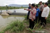 Wali Kota Banda Aceh Aminullah Usman (empat kanan) meninjau bendungan karet Perusahaan Daerah Air Minum (PDAM) Tirta Daroy di aliran Krueng (sungai) Aceh, Lambaro, Aceh Besar, Aceh, Selasa (13/8/2019). Perusahaan penyedia air bersih di daerah terus berupaya membenahi dan mengembangkan sarana serta prasarana guna memenuhi target Kementerian Energi dan Sumber Daya Mineral (ESDM) guna pemenuhan kebutuhan air bersih pada 2025 diseluruh Indonesia. Antara Aceh / Irwansyah Putra.