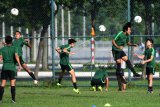 Sejumlah pemain U-18 melakukan latihan di Lapangan Becamex Binh Duong, Vietnam, Selasa (13/8/2019). Indonesia akan menghadapi Myanmar pada laga terakhir penyisihan Grup A Piala AFF U-18 2019 di Vietnam. ANTARA FOTO/Yusran Uccang/nym.