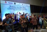 Pejabat BUMN ikut menari bersama peserta SMN asal Sulawesi Utara