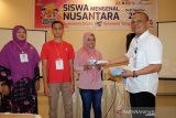 Kepala Perum LKBN ANTARA Biro Sumut Riza Mulyadi (kanan) menyerahkan buku 