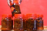 Pelaku usaha kuliner membuat sambal kemasan untuk selanjutnya di ekspor ke Hong Kong dan Abu Dhabi di Malang, Jawa Timur, Rabu (14/8/2019). Pengusaha sambal ekspor setempat mengaku keuntungannya berkurang 60 persen akibat membengkaknya biaya bahan baku yakni cabai rawit yang sejak tiga bulan terakhir harganya mencapai kisaran Rp100 ribu per kilogram. Antara Jatim/Ari Bowo Sucipto/zk.