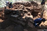 Arkeolog dibantu juru gali melakukan ekskavasi struktur bangunan mirip candi di kawasan candi Klotok, Kelurahan Pojok, Kota Kediri, Jawa Timur, Rabu (14/8/2019). Ekskavasi oleh Balai Pelestarian Cagar Budaya (BPJB) Jatim di lereng gunung wilis tersebut menemukan kembali struktur bangunan mirip candi yang terletak sekitar 200 meter dari lokasi candi utama dan diperkirakan merupakan peninggalan masa kerajaan Kediri. Antara Jatim/Prasetia Fauzani/zk.