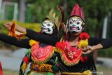 Anggota Pramuka memainkan tari tradisional Pamekasan 'Topeng Gethak' saat Apel Akbar ke 58 hari Pramuka di Pamekasan, Jawa Timur, Rabu (14/8/2019). Tarian tersebut menggambarkan patriotisme masyarakat kabupaten itu dalam menghadapi penjajah. Antara Jatim/Saiful Bahri/zk