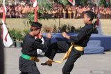 Anggota Pramuka menunjukkan kemampuan seni pencak silat saat Apel Akbar ke 58 hari Pramuka di Pamekasan, Jawa Timur, Rabu (14/8/2019). Kegiatan tersebut dalam rangka memperingati hari Pramuka. Antara Jatim/Saiful Bahri/zk