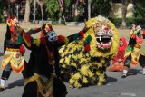 Anggota Pramuka memainkan tari tradisional Pamekasan 'Topeng Gethak' saat Apel Akbar ke 58 hari Pramuka di Pamekasan, Jawa Timur, Rabu (14/8/2019). Tarian tersebut menggambarkan patriotisme masyarakat kabupaten itu dalam menghadapi penjajah. Antara Jatim/Saiful Bahri/zk