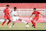 Pesepakbola Indonesia Saddam Emiruddin (tengah) berusaha melewati dua pesepakbola Myanmar Ye Min Kyew (kanan) dan Yan Kyaw Soe, saat bertanding pada penyisihan Grup A Piala AFF U-18 2019 di Stadion Thong Nhat, Ho Chi Minh, Vietnam, Rabu (14/8/2019). Indonesia bermain imbang dengan Myanmar dengan skor 1-1 (0-0) dan menjadi juara Grup A dengan poin 13. ANTARA FOTO/Yusran Uccang/nym.