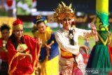 Penari menampilkan tari Nusantara saat Sykuran dan Karasminan Hari jadi ke-69 Provinsi Kalsel, di kawasan tugu 0 Km Banjarmasin, Kalimantan Selatan, Rabu (14/8/2019).Pemerintah Provinsi Kalsel menampilkan berbagai macam kesenian dan budaya saat acara syukuran dan karasminan hari jadi ke-69 Provinsi Kalimantan Selatan.Foto Antaranews Kalsel/Bayu Pratama S.