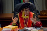 Kapolri Jenderal Pol Tito Karnavian memberikan pemaparan saat sidang terbuka promosi doktor ilmu komunkasi Irjen Pol Boy Rafli Amar di Bale Sawala, Unpad, Jatinangor, Kabupaten Sumedang, Jawa Barat, Rabu (14/8/2019). Kapolri Tito Karnavian menjadi penguji tamu dalam sidang doktor Irjen Pol Boy Rafli Amar dengan disertasi yang berjudul 