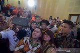 Kapolri Jenderal Pol Tito Karnavian berswafoto dengan pengunjung sidang saat menghadiri sidang terbuka promosi doktor ilmu komunkasi Irjen Pol Boy Rafli Amar di Bale Sawala, Unpad, Jatinangor, Kabupaten Sumedang, Jawa Barat, Rabu (14/8/2019). Kapolri Tito Karnavian menjadi penguji tamu dalam sidang doktor Irjen Pol Boy Rafli Amar dengan disertasi yang berjudul 