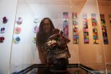 Pengunjung mengamati karya seni rupa yang dipamerkan pada pameran seni rupa yang bertajuk 'Jangan Bung' di Galeri House of Sampoerna, Surabaya, Jawa Timur, Rabu (14/8/2019). Pameran yang berlangsung hingga 7 Septermber 2019 tersebut menampilkan karya seni rupa dari 20 seniman muda yang berasal dari berbagai dearah di Indonesia. Antara Jatim/Zabur Karuru