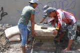 Pekerja berusaha memindahkan yoni yang ditemukan saat pembangunan pondasi di sebuah rumah di Merjosari, Malang, Jawa Timur, Rabu (14/8/2019). Bersama Yoni tersebut juga ditemukan lumpang batu yang diduga merupakan peninggalan kerajaan Kanjuruhan di abad 8 Masehi. Antara Jatim/Ari Bowo Sucipto/zk.