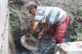 Pekerja berusaha memindahkan lumpang batu yang ditemukan saat pembangunan pondasi di sebuah rumah di Merjosari, Malang, Jawa Timur, Rabu (14/8/2019). Bersama lumpang batu tersebut juga ditemukan yoni yang diduga merupakan peninggalan kerajaan Kanjuruhan di abad 8 Masehi. Antara Jatim/Ari Bowo Sucipto/zk.