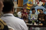 Gubernur Provinsi Jawa Barat Ridwan Kamil (kedua kanan) berbincang dengan Ketua DPRD Provinsi Jawa Barat Ineu Purwadewi (ketiga kanan) dan Ketua KPU Jawa Barat Rifqi Ali Mubarok (kanan) saat acara penyerahan Surat Keputusan Calon Terpilih Anggota DPRD Jawa Barat periode 2019-2024 di Kantor KPU Jawa Barat, Bandung, Jawa Barat, Rabu (14/8/2019). Sebanyak 120 Calon Terpilih Anggota DPRD Jawa Barat periode 2019-2024 dari 10 Partai politik tersebut dijadwalkan akan dilantik pada awal september 2019 mendatang.  ANTARA JABAR/Novrian Arbi/agr