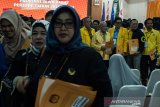 Sejumlah Calon terpilih dari partai politik berfoto bersama usai mengikuti acara penyerahan Surat Keputusan Calon Terpilih Anggota DPRD Jawa Barat periode 2019-2024 di Kantor KPU Jawa Barat, Bandung, Jawa Barat, Rabu (14/8/2019). Sebanyak 120 Calon Terpilih Anggota DPRD Jawa Barat periode 2019-2024 dari 10 Partai politik tersebut dijadwalkan akan dilantik pada awal september 2019 mendatang.  ANTARA JABAR/Novrian Arbi/agr