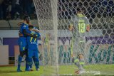 Pesepakbola Persib Bandung melakukan seleberasi usai mencetak gol ke gawang Borneo FC pada pertandingan lanjutan liga 1 di Stadion Si Jalak Harupat, Kabupaten Bandung, Jawa Barat, Rabu (14/8/2019). Persib Bandung ditahan imbang dengan skor 2-2 oleh Borneo FC. ANTARA JABAR/Raisan Al Farisi/agr