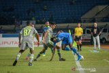 Pesepakbola Persib Bandung Ezechiel Ndouasel (kanan) berebut bola dengan pesepakbola Borneo FC Firdaus Ramadhan (kedua kanan) pada pertandingan lanjutan liga 1 di Stadion Si Jalak Harupat, Kabupaten Bandung, Jawa Barat, Rabu (14/8/2019). Pada babak pertama, Persib Bandung unggul dengan skor 2-0. Persib Bandung ditahan imbang dengan skor 2-2 oleh Borneo FC. ANTARA JABAR/Raisan Al Farisi/agr