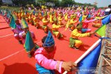 Penari menampilkan tari Sinoman Hadrah kolosal saat Sykuran dan Karasminan Hari jadi ke-69 Provinsi Kalsel, di kawasan tugu 0 Km Banjarmasin, Kalimantan Selatan, Rabu (14/8/2019).Tari sinoman hadrah, tari penyambutan tamu khas banjar tersebut di tampilkan secara besar-besaran saat acara syukuran dan karasminan hari jadi ke-69 Provinsi Kalimantan Selatan.Foto Antaranews Kalsel/Bayu Pratama S.