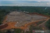 Foto udara Tempat Pembuangan Akhir (TPA) sampah di Kampung Ciangir, Kota Tasikmalaya, Jawa Barat, Selasa (12/8/2019). Berdasarkan Kementerian Lingkungan Hidup dan Kehutanan (KLHK) Indonesia masuk dalam peringkat kedua di dunia sebagai penghasil sampah plastik setelah Tiongkok, dengan total jumlah sampah pada 2019 mencapai akan 68 juta ton, dan sampah plastik diperkirakan mencapai 9,52 juta ton atau 14 persen dari total sampah yang ada. ANTARA JABAR/Adeng Bustomi/agr