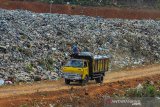 Kendaraan truk pengangkut sampah melintas di Tempat Pembuangan Akhir (TPA) sampah di Kampung Ciangir, Kota Tasikmalaya, Jawa Barat, Selasa (12/8/2019). Berdasarkan Kementerian Lingkungan Hidup dan Kehutanan (KLHK) Indonesia masuk dalam peringkat kedua di dunia sebagai penghasil sampah plastik setelah Tiongkok, dengan total jumlah sampah pada 2019 mencapai akan 68 juta ton, dan sampah plastik diperkirakan mencapai 9,52 juta ton atau 14 persen dari total sampah yang ada. ANTARA FOTO/Adeng Bustomi/agr