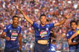 Pesepak bola Arema FC, Dendy Santosa (kanan) melakukan selebrasi usai mencetak gol ke gawang Persebaya Surabaya dalam pertandingan Liga I di Stadion Kanjuruhan, Malang, Jawa Timur, Kamis (15/8/2019). Arema menaklukkan Persebaya dengan skor 4-0. Antara Jatim/Ari Bowo Sucipto/zk.