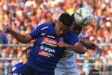 Pesepak bola Arema FC, Dendy Santosa (kiri) berebut bola dengan pesepak bola Persebaya Ruben Sanadi (kanan) dalam pertandingan Liga I di Stadion Kanjuruhan, Malang, Jawa Timur, Kamis (15/8/2019). Arema menaklukkan Persebaya dengan skor 4-0. Antara Jatim/Ari Bowo Sucipto/zk.