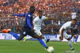 Pesepak bola Arema FC, Makan Konate (kiri) berusaha menendang bola yang dihalangi pesepak bola Persebaya Ruben Sanadi (tengah) dan Andri Muladi (kanan) dalam pertandingan Liga I di Stadion Kanjuruhan, Malang, Jawa Timur, Kamis (15/8/2019). Arema menaklukkan Persebaya dengan skor 4-0. Antara Jatim/Ari Bowo Sucipto/zk.