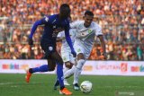 Pesepak bola Arema FC, Makan Konate (kiri) berusaha melepaskan diri dari hadangan pesepak bola Persebaya Andri Muliadi (kanan) dalam pertandingan Liga I di Stadion Kanjuruhan, Malang, Jawa Timur, Kamis (15/8/2019). Arema menaklukkan Persebaya dengan skor 4-0. Antara Jatim/Ari Bowo Sucipto/zk.