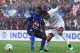 Pesepak bola Arema FC, Riki Kayame (kiri) berusaha mempertahankan bola dari hadangan pesepak bola Persebaya Otavio Dutra (kanan) dalam pertandingan Liga I di Stadion Kanjuruhan, Malang, Jawa Timur, Kamis (15/8/2019). Arema menaklukkan Persebaya dengan skor 4-0. Antara Jatim/Ari Bowo Sucipto/zk.