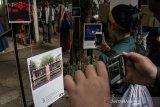 Pengunjung menikmati pameran seni 3D Virtual Realityl pada acara Bandung Art Month 2019 di Sanggar Olah Seni Babakan Siliwangi, Bandung, Jawa Barat, Kamis (15/8/2019). Kegiatan yang melibatkan sejumlah pelaku kesenian, pemilik galeri dan museum serta lembaga -pendidikan dan kebudayaan tersebut mengusung tema Net / Work yang merespon perkembangan mutakhir teknologi komunikasi dalam prilaku masyarakat tentang cara berkomunikasi dan menciptakan karya seni visual. ANTARA FOTO/Novrian Arbi/agr