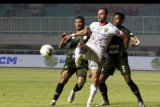 Dua pesepak bola Tira Persikabo menempel ketat pesepak bola Bali United Ilija Spasojevic (tengah) dalam lanjutan Liga 1 2019 di Stadion Pakansari, Cibinong, Kabupaten Bogor, Jawa Barat, Kamis (15/8/2019). Tira Persikabo yang sebelumnya tidak pernah kalah akhirnya ditundukkan Bali United dengan skor 1-2. ANTARA FOTO/Yulius Satria Wijaya/nym.