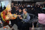 General Manager (GM) PT PLN (Persero) Wilayah Aceh, Jefri Rosiadi (tengah) menerima ranup dari penari saat penyambutan kedatangan pelajar peserta Siswa Mengenal Nusantara (SMN) provinsi Banten di Banda Aceh, Kamis (15/8/2019). Sebanyak 31 pelajar Provinsi Banten dan termasuk pendamping yang tiba Aceh itu ditempatkan di desa wisata, Kampung Nusa, Kabupaten Aceh Besar untuk mengikuti program Siswa Mengenal Nusantara (SMN) yang digagas Kementerian BUMN Hadir Untuk Negeri. Antara Aceh/Ampelsa.