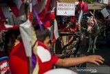 Warga menaiki delman hias pada acara Karnaval delman merah putih di kawasan Alun-alun Bandung, Jawa Barat, Kamis (15/8/2019). Kegiatan karnaval delman merah putih tersebut bertujuan untuk memeriahkan dan menyambut HUT Ke-74 Kemerdekaan RI. ANTARA FOTO/Novrian Arbi/agr