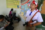 Petugas berkostum pejuang kemerdekaan berjaga di loket pengambilan paspor di kantor Imigrasi kelas III Non Tempat Pemeriksaan Imigrasi (TPI), Kediri, Jawa Timur, Kamis (15/8/2019). Seluruh petugas di kantor tersebut setiap hari Kamis pada bulan Agustus memakai kostum pejuang guna memeriahkan hut kemerdekaan ke-74 Bangsa Indonesia. Antara Jatim/Prasetia Fauzani/zk