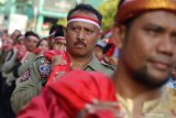 Warga membawa bendera Merah Putih sebelum dikibarkan di menara  Masjid Al Akbar Surabaya, Jawa Timur, Kamis (15/8/2019). Pengibaran Bendera Merah Putih berukuran panjang 25 meter dan lebar 17 meter itu dalam rangka menyambut HUT ke-74 Kemerdekaan Republik Indonesia. Antara Jatim/Didik Suhartono/ZK